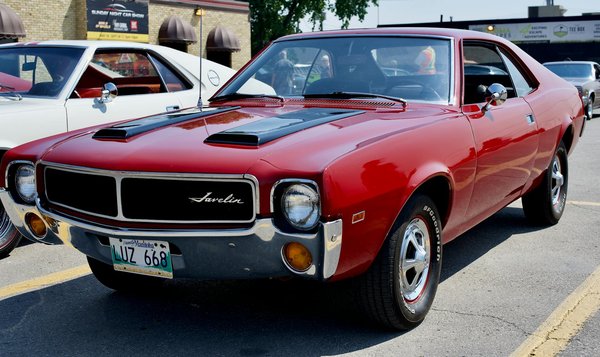 Comment installer un système d'échappement Akrapovic sur une Yamaha YZF-R6 pour une performance améliorée ?