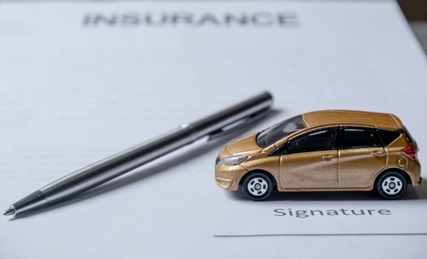 Négocier contrat assurance auto : guide complet pour réussir